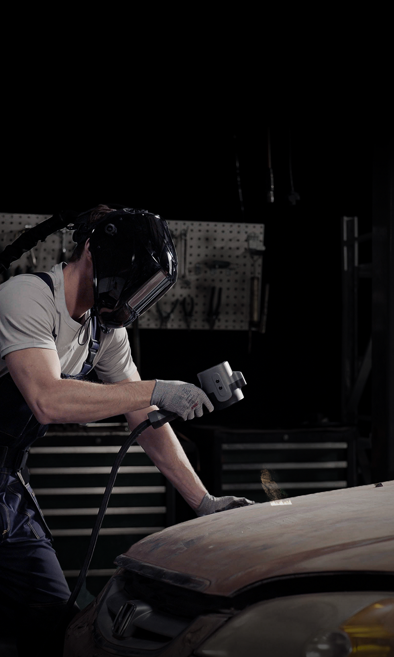 Workers use Q1 laser cleaning machines to process automobiles, mobile devices.